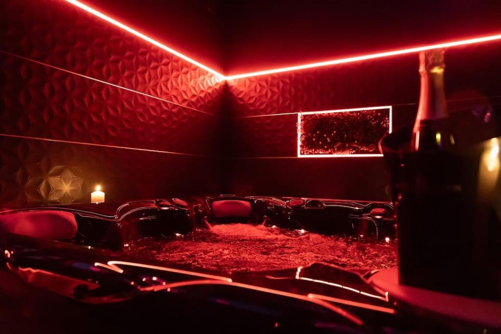 Loveroom O Diable Des Plaisirs Avec Jacuzzi 图尔昆 外观 照片